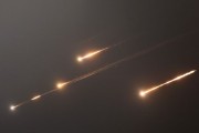 官运测试伊朗以导弹齐射回应以色列的大规模袭击