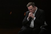 官运测试特斯拉股价收涨超3%：特朗普无意沟通，马斯克父亲劝儿子低头