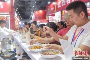 官运测试“嗦粉”经济火热 中国多地“食力”出圈