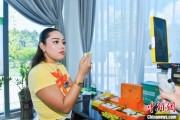 官运测试泰国主播品三亚榴莲：“尝到了家乡味”
